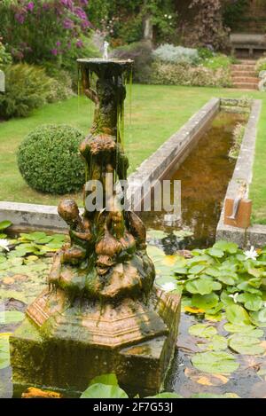 Italienischer Garten mit Springbrunnen Stockfoto