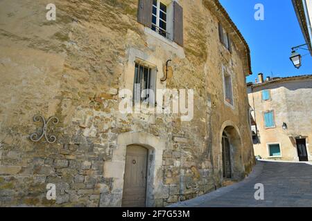 Alte Provençal ländliche Häuser im historischen Dorf Ménerbes, Provence-Alpes-Côte d'Azur Vaucluse, Frankreich. Stockfoto