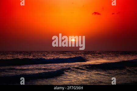 Sonnenuntergang über dem Mittelmeer. Stockfoto