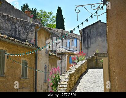 Altes Provençal Landhaus im historischen Dorf Ménerbes, Provence-Alpes-Côte d'Azur Vaucluse, Frankreich. Stockfoto