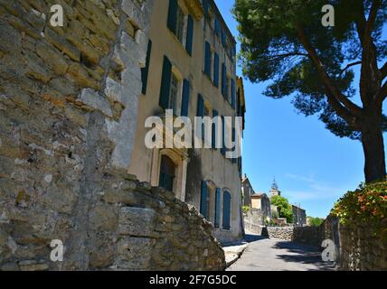 Altes Provençal Landhaus im historischen Dorf Ménerbes, Provence-Alpes-Côte d'Azur Vaucluse, Frankreich. Stockfoto