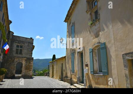 Außenansicht des Rathauses im Provençal-Stil im historischen Dorf Ménerbes, Provence-Alpes-Côte d'Azur Vaucluse, Frankreich. Stockfoto