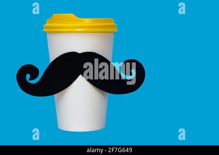 Happy Father Day Konzept, schwarzer Schnurrbart auf Papiertasse für Kaffee auf blauem Hintergrund mit leerem Platz für Text Stockfoto