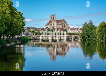 Der Fluss Yonne und die Kirche von Auxerre in Burgund, Frankreich Stockfoto