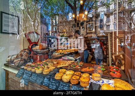 Straßensinnung in einer Glasvitrine und frisch gebackenes traditionelles mallorquinisches Gebäck von Fornet de la Soca in Palma, Spanien. Stockfoto