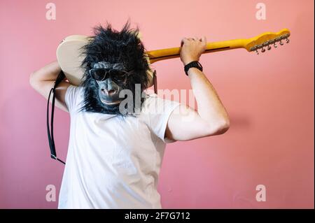 Mann mit Gorilla-Maske spielt E-Gitarre Stockfoto