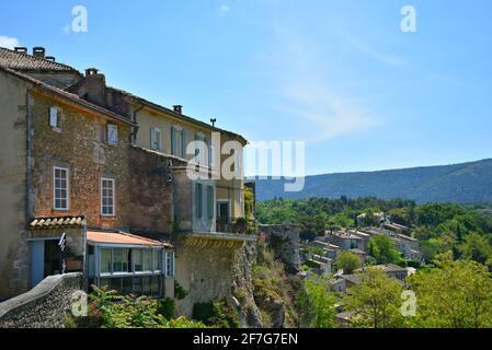 Landschaft mit alten Provençal ländlichen Häusern im historischen Dorf Ménerbes, Provence-Alpes-Côte d'Azur Vaucluse, Frankreich. Stockfoto