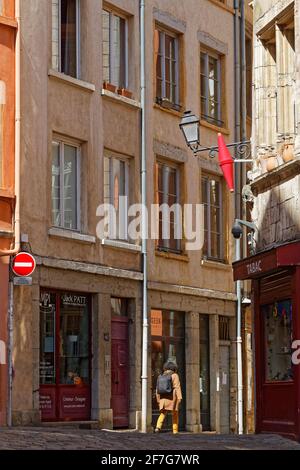 LYON, FRANKREICH, 6. April 2021 : Place de la Trinité. Der Platz, vollständig gepflastert und von alten Gebäuden (18. Jahrhundert) umgeben, ist eine Kreuzung von kleinen stre Stockfoto