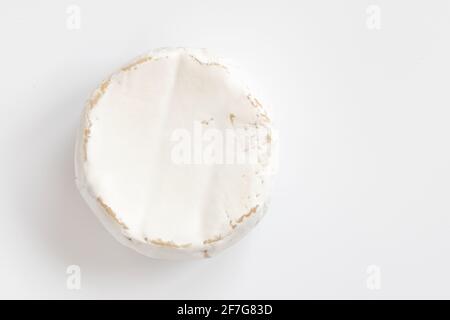 Kopf von leckeren Camembert Käse isoliert auf weißem, Brie Art von Käse, französisch Käse Stockfoto