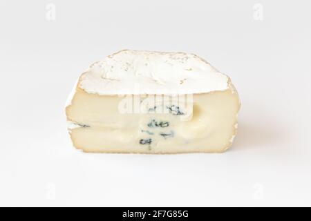 Stück Camembert oder Brie Käse isoliert auf weißem Hintergrund. Weicher Käse mit essbarem weißen Schimmel von oben bedeckt. Blauschimmelkäse für Feinschmecker. Stockfoto