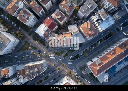 Blick von oben auf die moderne europäische Architektur der Resortstadt. Stockfoto