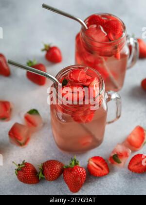 Gekühlte Erdbeere mit Beeren trinken. Diät trinken und gesundes Konzept Stockfoto