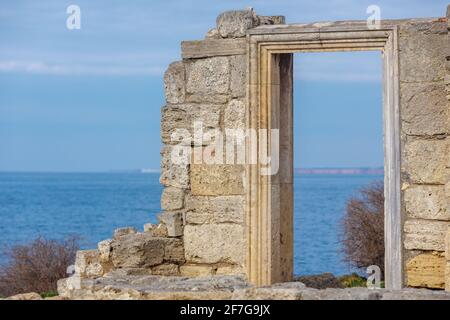 Ein Fragment einer Steinmauer mit einer Tür. Steinmauern. Stockfoto