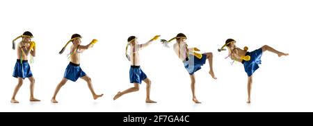 Kleiner Junge trainiert thai Boxen auf weißem Hintergrund. Kämpfer üben, Training in der Kampfkunst in Aktion, Bewegung. Evolution der Bewegung, Fang Stockfoto