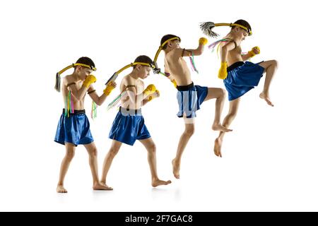 Kleiner Junge trainiert thai Boxen auf weißem Hintergrund. Kämpfer üben, Training in der Kampfkunst in Aktion, Bewegung. Evolution der Bewegung, Fang Stockfoto