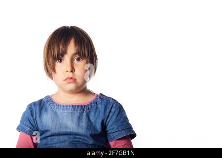 Hispanische Mädchen von 5 Jahren Blick auf die Kamera mit einer überraschenden Geste. Weißer Hintergrund und große Copyspace für Marketing und Werbung. Stockfoto