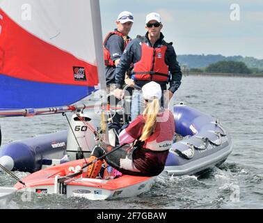 BEN AINSLIE GIVEING GLEN MOORE UND EINIGE KINDER EINE SEGELSTUNDE.. 30/6/2011. BILD DAVID ASHDOWN Stockfoto