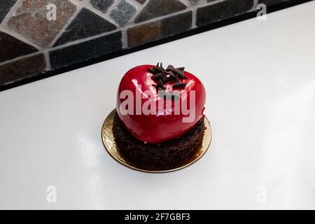 Ein herzförmiger, kirschroter Champagner und Beerenschokolade-Miniaturkuchen, der zum Valentinstag 2021 in Ontario, Kanada, hergestellt wurde. Stockfoto