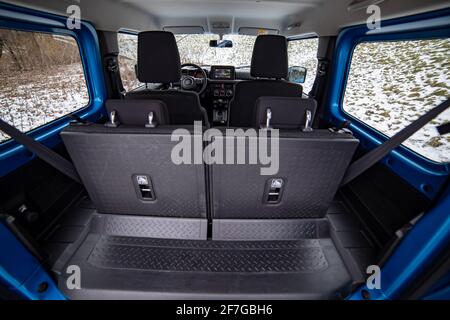 Moskau, Russland - 24. Januar 2020: Innenraum des Suzuki Jimny Mini-SUV Blick vom Kofferraum auf die Innenlimousine und die Sitze. Stockfoto