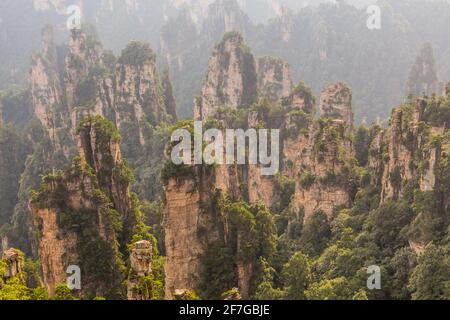 Luftaufnahme der Sandsteinsäulen in Wulingyuan Scenic and Historic Interest Area im Zhangjiajie National Forest Park in der Provinz Hunan, China Stockfoto