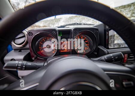 Moskau, Russland - 24. Januar 2020: zeichen und Symbol auf dem Armaturenbrett des Autos. Nahaufnahme des Tachometers und des Tachometers. Innenraum des neuen Suzuki Jimny Mini SUV Stockfoto