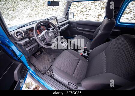 Moskau, Russland - 24. Januar 2020: Leerer Innenraum des neuen Mini-SUV Suzuki Jimny statische Fotos im Winterwald. Nahaufnahme. Fahrersitz in neuen Offroad c Stockfoto