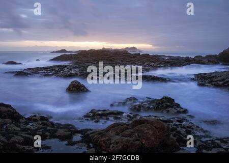 Lange Meereslandschaft in der Abenddämmerung. Nördliche portugiesische Felsküste. Stockfoto