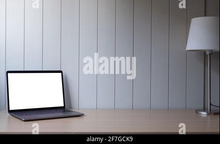 Kurze Aufnahme eines minimalen Arbeitsplatzes mit Laptop-Modell, Dekorationen und Platz für Kopien. Stockfoto