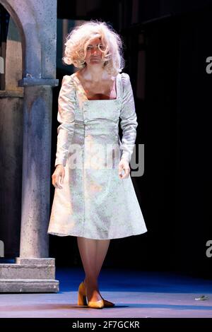 Madrid, Spanien. April 2021. Die Schauspielerin Silvia Abril wurde während der Komödie „der Erfolg der Saison“ im Theater La Latina gesehen. (Foto von Oscar Fuentes/SOPA Images/Sipa USA) Quelle: SIPA USA/Alamy Live News Stockfoto