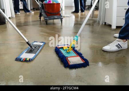 Verkürzte Ansicht des saubereren Waschbodens im Büro Stockfoto