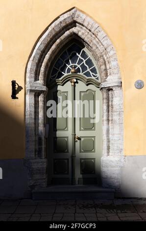 Tallinn, Estland, 18. März 2021: Türen des alten Tallinns Stockfoto