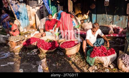 Kalkutta, Westbengalen, Indien - Januar 2018: Straßenhändler verkaufen bunte Rosen und Blumen in Körben auf dem alten Mullick Ghat Blumenmarkt in Stockfoto
