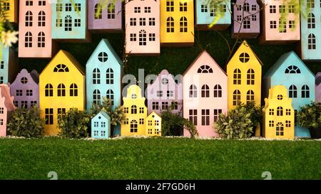 Kleine bunte Papphäuser von Hand gefertigt. Stockfoto