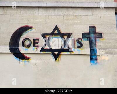 Religiöse Harmonie - das Wort koexistieren geschrieben mit Zeichen von muslimen, juden und christen Stockfoto