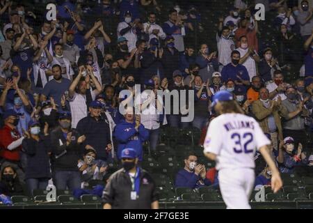 USA. April 2021. Fans applaudieren Chicago Cubs beim Start des Pitchers Trevor Williams (32), als er am Montag, den 5. April 2021 in Chicago, zum Dugout geht, während er im siebten Inning gegen die Milwaukee Brewers im Wrigley Field läuft. (Foto von Armando L. Sanchez/Chicago Tribune/TNS/Sipa USA) Quelle: SIPA USA/Alamy Live News Stockfoto