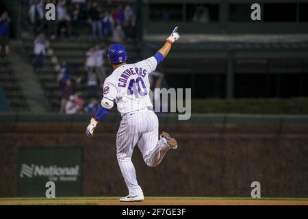 USA. April 2021. Chicago Cubs Catcher Willson Contreras (40) führt die Basen, nachdem er einen RBI-Homer getroffen hat, der den Chicago Cubs-Mittelfeldspieler Ian Happ (8) während des vierten Innings gegen die Milwaukee Brewers im Wrigley Field Montag, den 5. April 2021 in Chicago eintraf. (Foto von Armando L. Sanchez/Chicago Tribune/TNS/Sipa USA) Quelle: SIPA USA/Alamy Live News Stockfoto