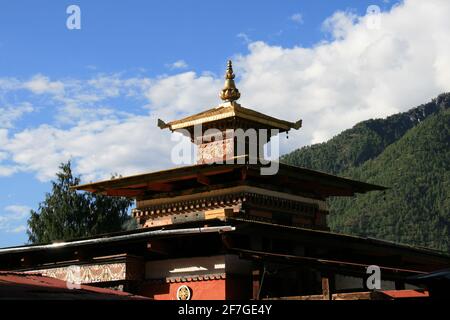Kloster in Bhutan. Stupa, buddhistisches Weltkulturerbe, UNESCO, Himalaya, Asien, Reisen, Fernreisen, blauer Himmel, Religion, Tempel, Mönche Stockfoto