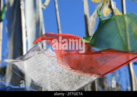 Buddhistische Gebetsfahnen wehen bunt im Wind. Im Königreich Bhutan im Himalaya, Asien, als Fahnen und stehende Fahnen mit Bitten und Beten Stockfoto