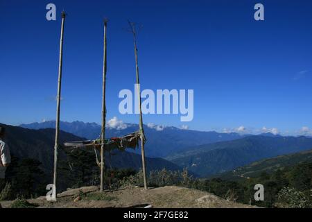 Buddhistische Gebetsfahnen wehen bunt im Wind. Im Königreich Bhutan im Himalaya, Asien, als Fahnen und stehende Fahnen mit Bitten und Beten Stockfoto