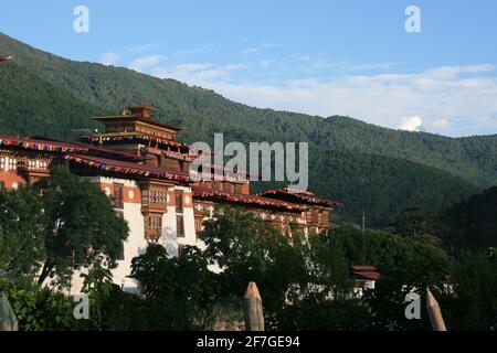 Königreich Bhutan, Himalaya, Asien, Klosterfestung Punaka Dzong in der Nähe der Hauptstadt Thimphu, am Fluss Wang Chu, farbenfroh dekoriert, Fluss türkis, Stockfoto