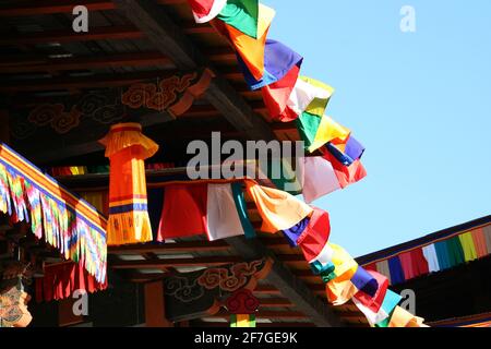 Fahnen Dekoration bunte Schmuck Tempel Kloster Festung Königreich Bhutan Farben Wind kulturelle Tradition schmücken Festival Dekoration Hochzeit Stockfoto