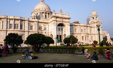 Kolkata, Westbengalen, Indien - Januar 2018: Touristen besichtigen das historische Victoria Memorial in der Stadt Kolkata. Stockfoto