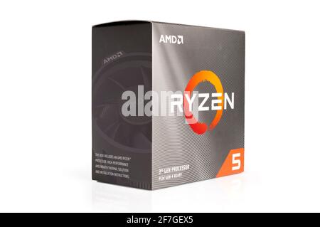 Carrara, Italien - 07. April 2021 - AMD Ryzen Serie 3 Prozessorbox isoliert auf weißem Hintergrund Stockfoto