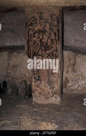 Charun, der Torhüter der etruskischen Unterwelt, schwingt einen Hammer, während sich Schlangen aus dem Kopf winden in dieser dramatischen Darstellung, die im späten 3. Jahrhundert v. Chr. auf der zentralen Säule des Grabes 5636 in der Monterozzi-Nekropole der antiken Stadt Tarchuna oder Tarchna in Tarquinia, Latium, Italien, gemalt wurde. In der etruskischen Mythologie eskortierte die geflügelte Gottheit Seelen auf einen friedlichen Weg ins Jenseits, aber hier sieht es eher wie der bedrohliche „Todesdämon“ aus, den einige moderne Schriftsteller beschrieben haben, die Grausamkeit, Gewalt, Kriegsführung und Naturkatastrophen liebten. Stockfoto