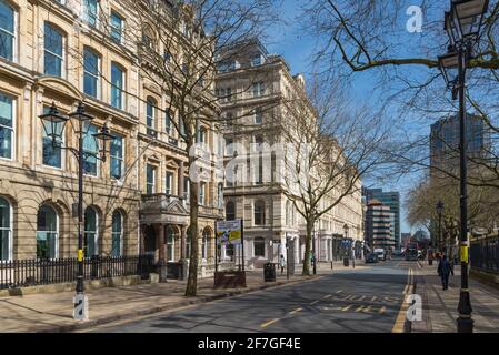 Colmore Row im Zentrum des Geschäftsviertels von Birmingham Stockfoto