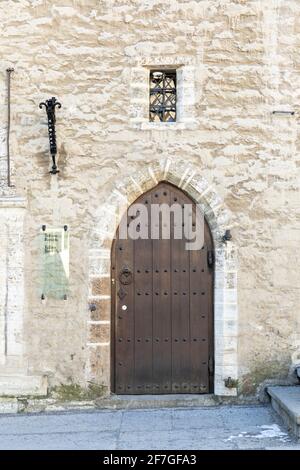 Tallinn, Estland, 18. März 2021: Türen des alten Tallinns Stockfoto