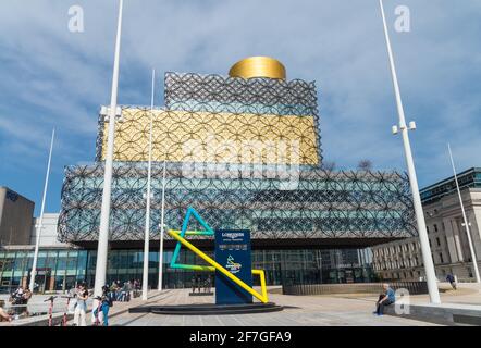 Die Uhr zählt nach unten bis zu den Commonwealth Games 2022 vorne Der Bibliothek von Birmingham in Centenary Square in Birmingham Stadt Zentrieren Stockfoto