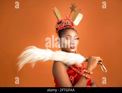 Edo Dame in ihrer traditionellen Tracht, Edo State, Nigeria. Stockfoto