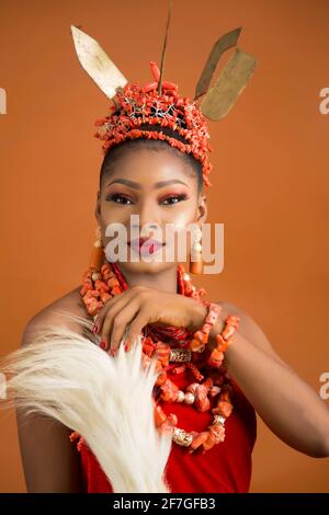 Edo Dame in ihrer traditionellen Tracht, Edo State, Nigeria. Stockfoto