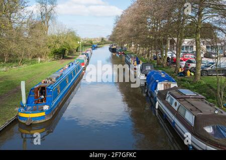 Schmale Boote auf dem Trent und Mersey Kanal bei Great Haywood in der Nähe von Shugborough in Staffordshire, Großbritannien Stockfoto